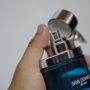 Muž drží parfém